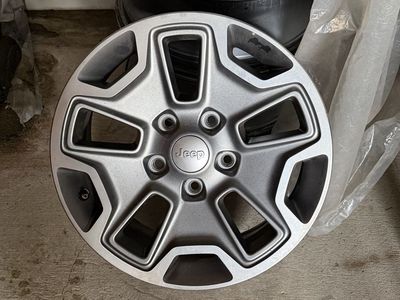 Jeep Rubicon wheels with TPMS sensors