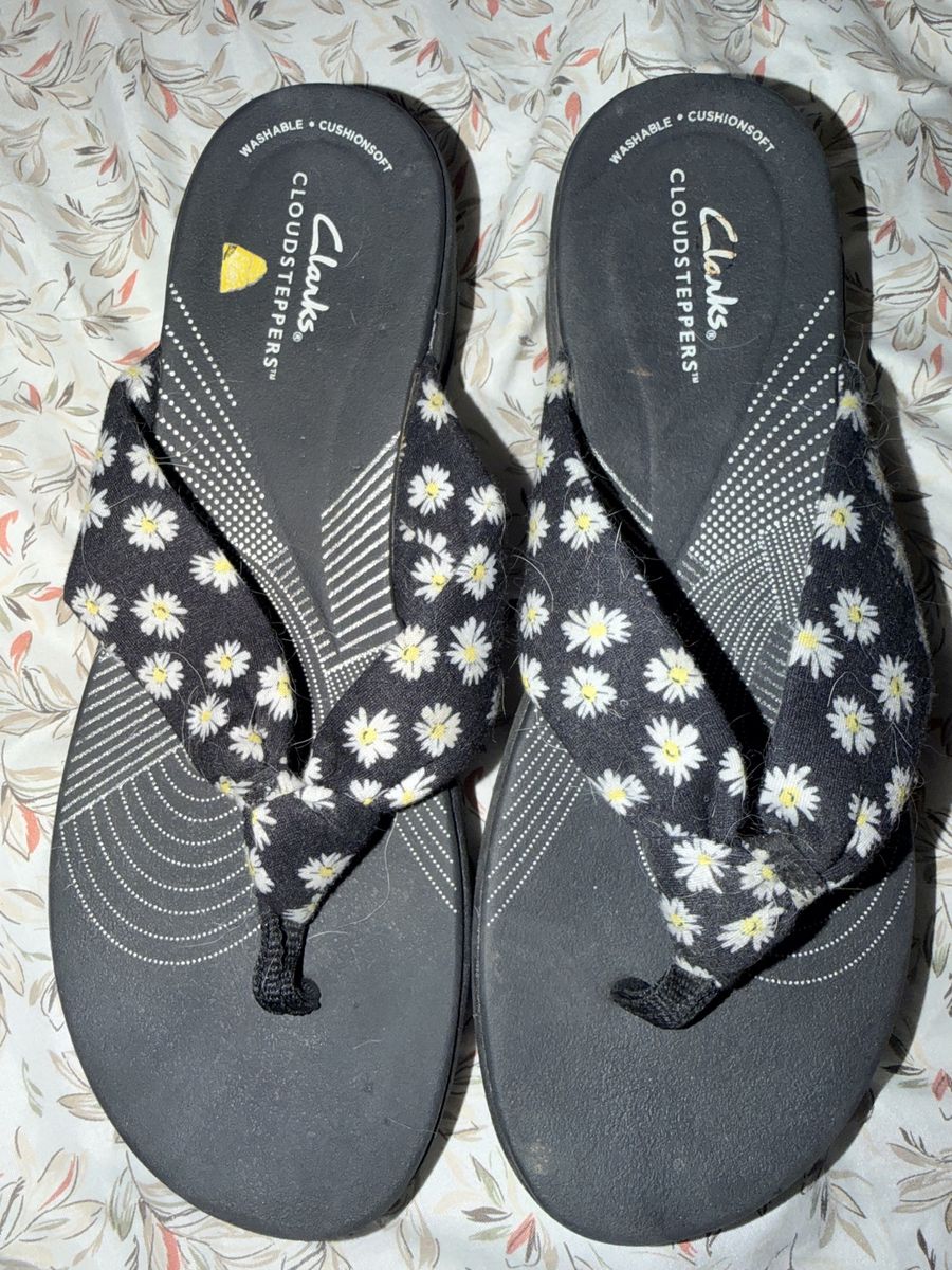 New. Clarks Cloudsteppers Daisy Washable CushionSoft Flip Flops Sandals Size 9