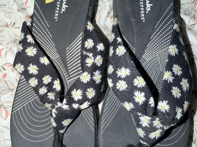 New. Clarks Cloudsteppers Daisy Washable CushionSoft Flip Flops Sandals Size 9