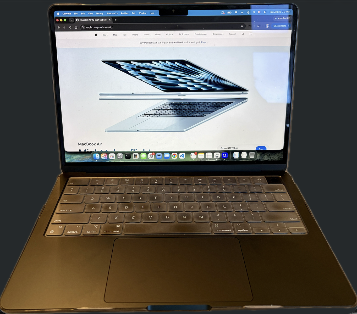 MacBook Air (M2, 2022) in Midnight — 16GB RAM / 256GB SSD.
