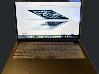MacBook Air (M2, 2022) in Midnight — 16GB RAM / 256GB SSD.