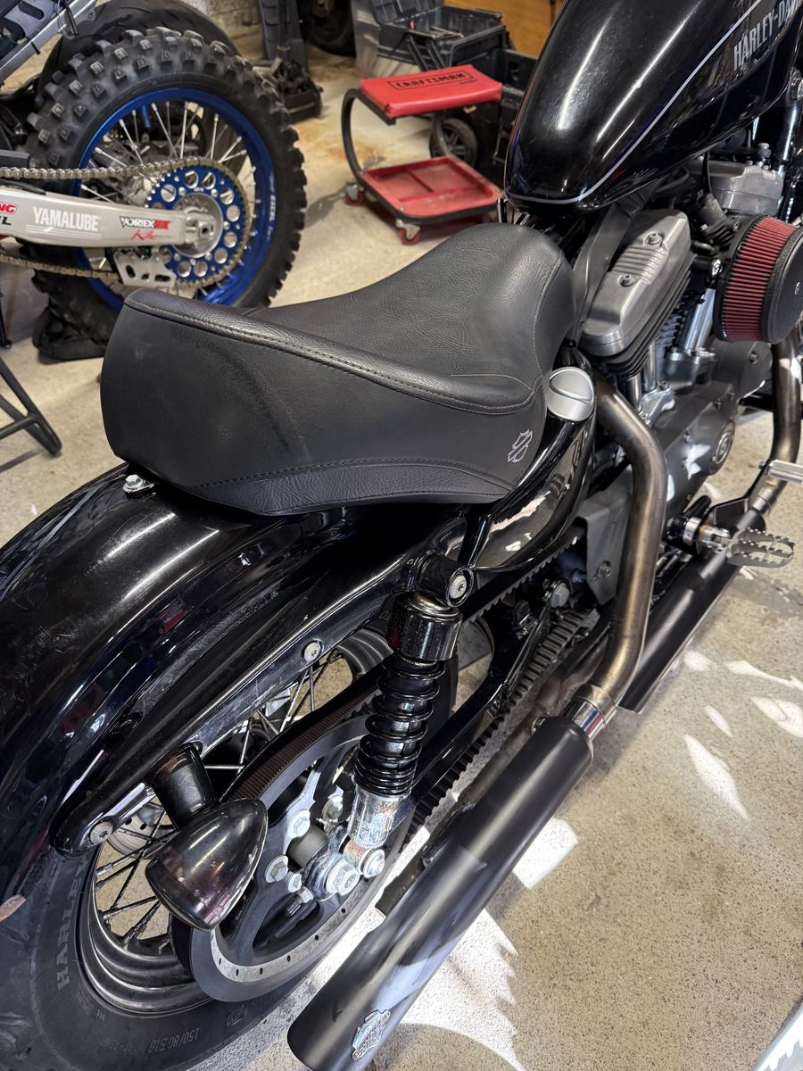 HD Sportster Saddle, OEM HD seat 2 top seating 2011 Sportster 1200 Nighster