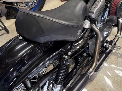 HD Sportster Saddle, OEM HD seat 2 top seating 2011 Sportster 1200 Nighster
