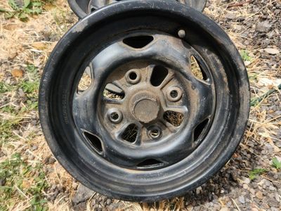 used honda rims. full set. 2 rear 12/7.5 and 2 fronts 12/6 dust but in near new condition 4×110 blot pattern