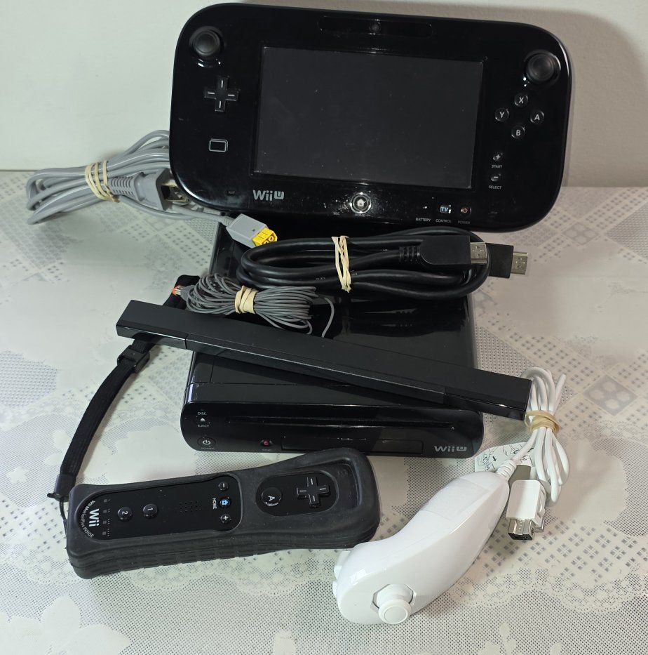 Black Nintendo Wii U System + 3 games.
