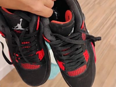 Air Jordans Red Thunder size 8