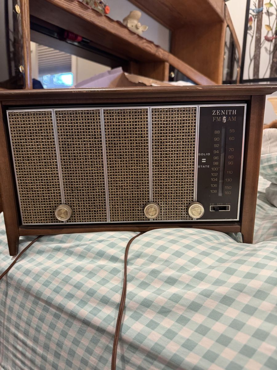 Vintage Zenith Solid State FM/AM Radio with Wood Casing