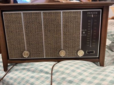 Vintage Zenith Solid State FM/AM Radio with Wood Casing