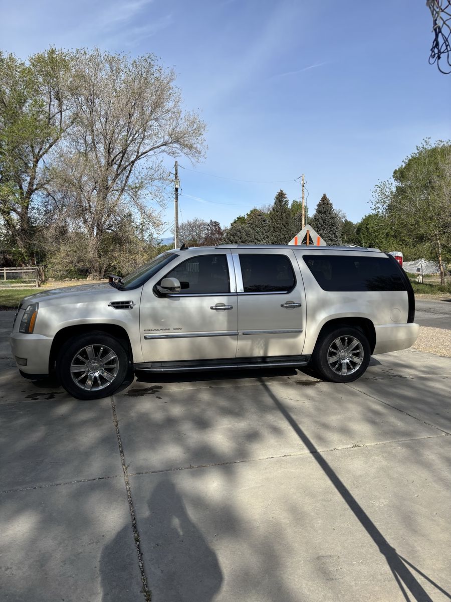 2011 CADILLAC ESCALADE ESV