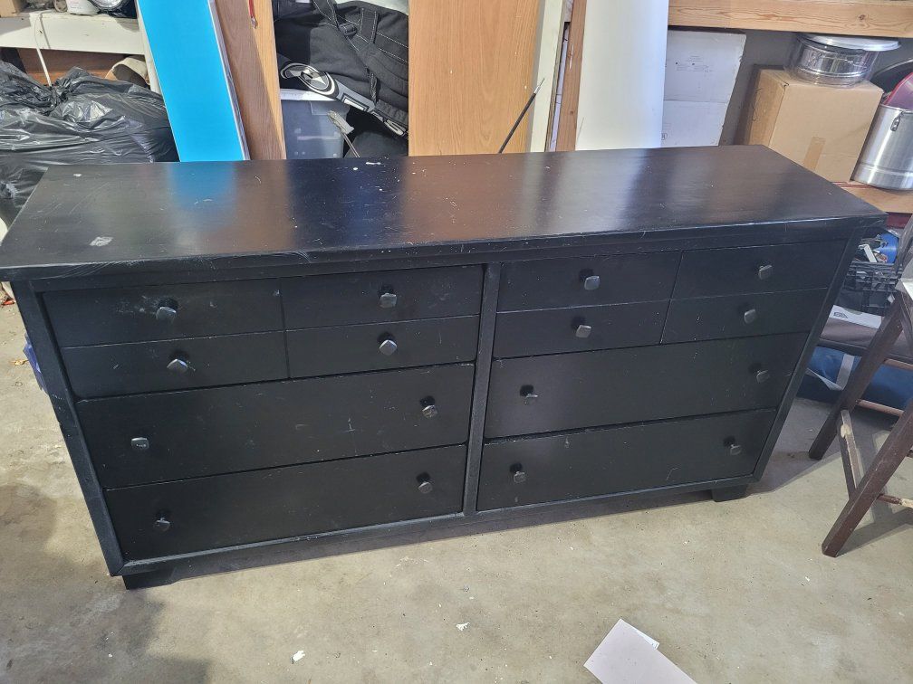 Black 6-Drawer Dresser / Chest of Drawers - Storage Solution