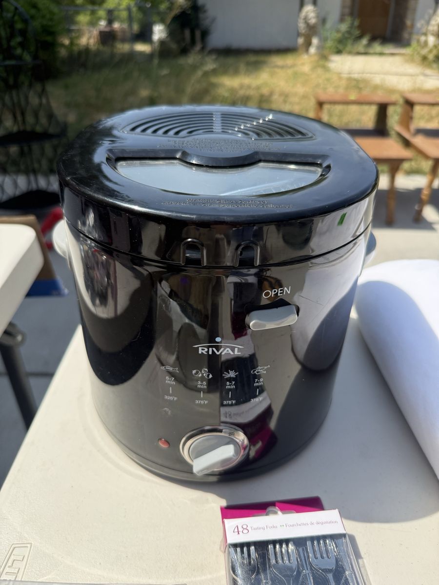 Deep fryer - brand new! 