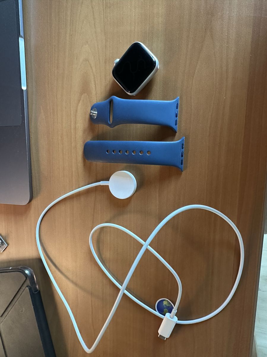 Like New] Apple Watch SE 40mm GPS Space Gray - Barely Used