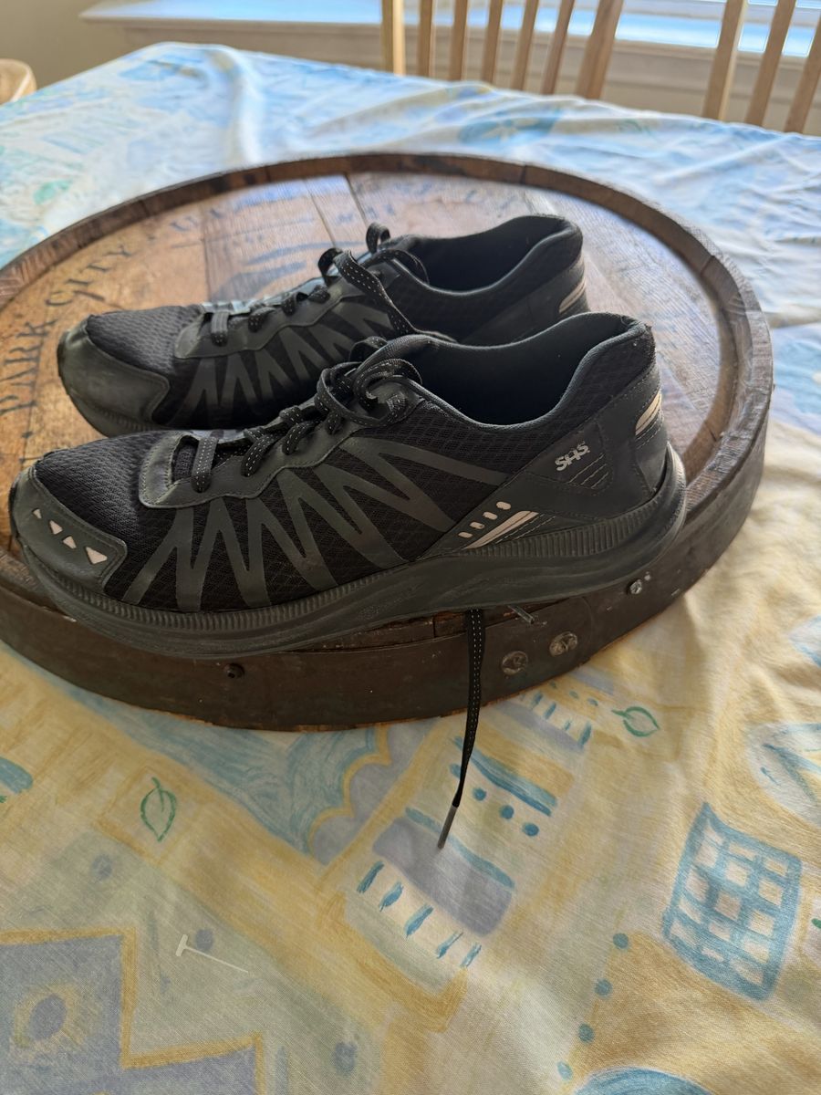 SAS Black Pursuit Athletic Walking Running Shoes Vibram Soles Men's Sz 9.5
