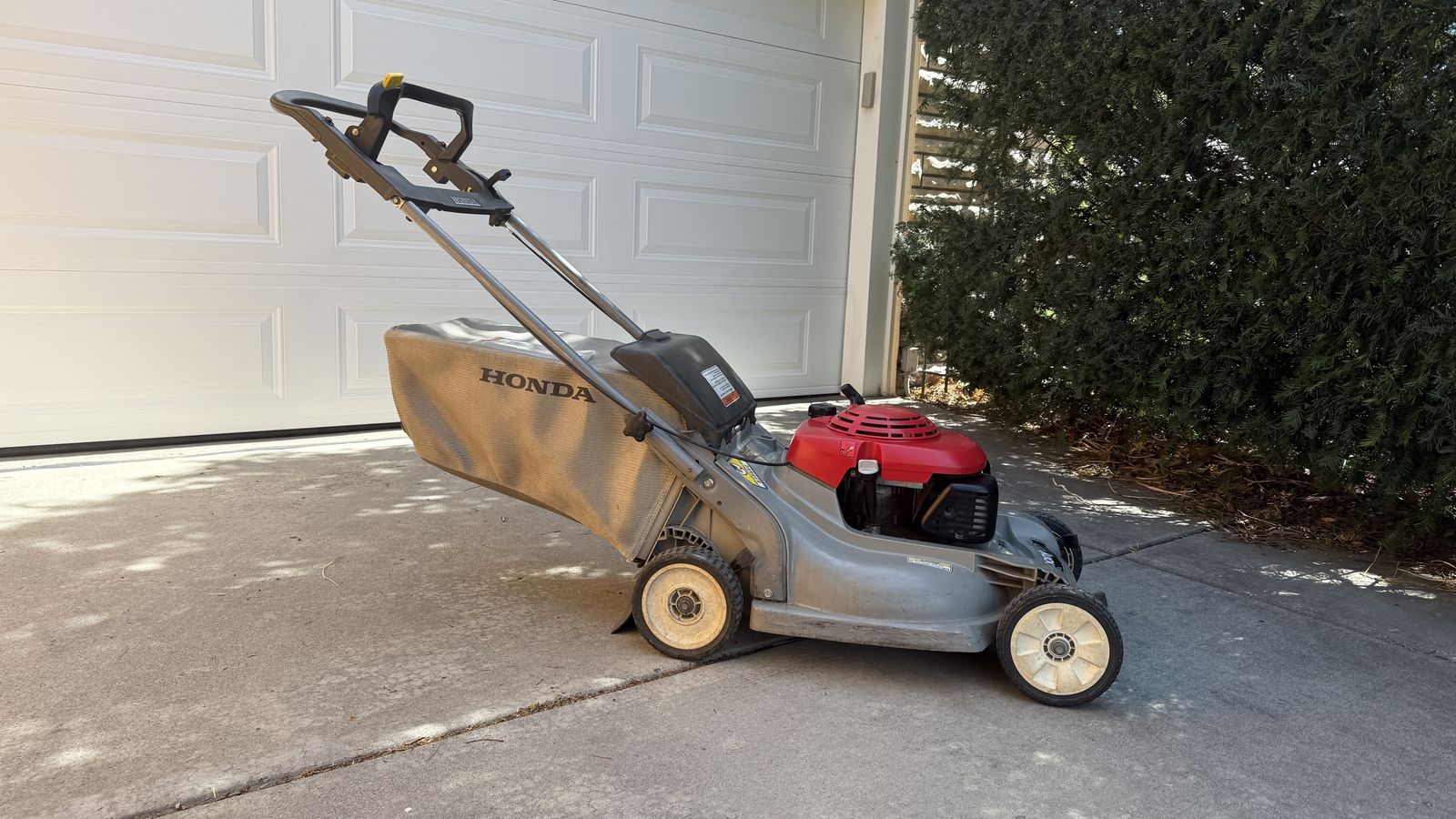 Well-maintained Honda HRM215 Manual Rotary Lawn Mower
