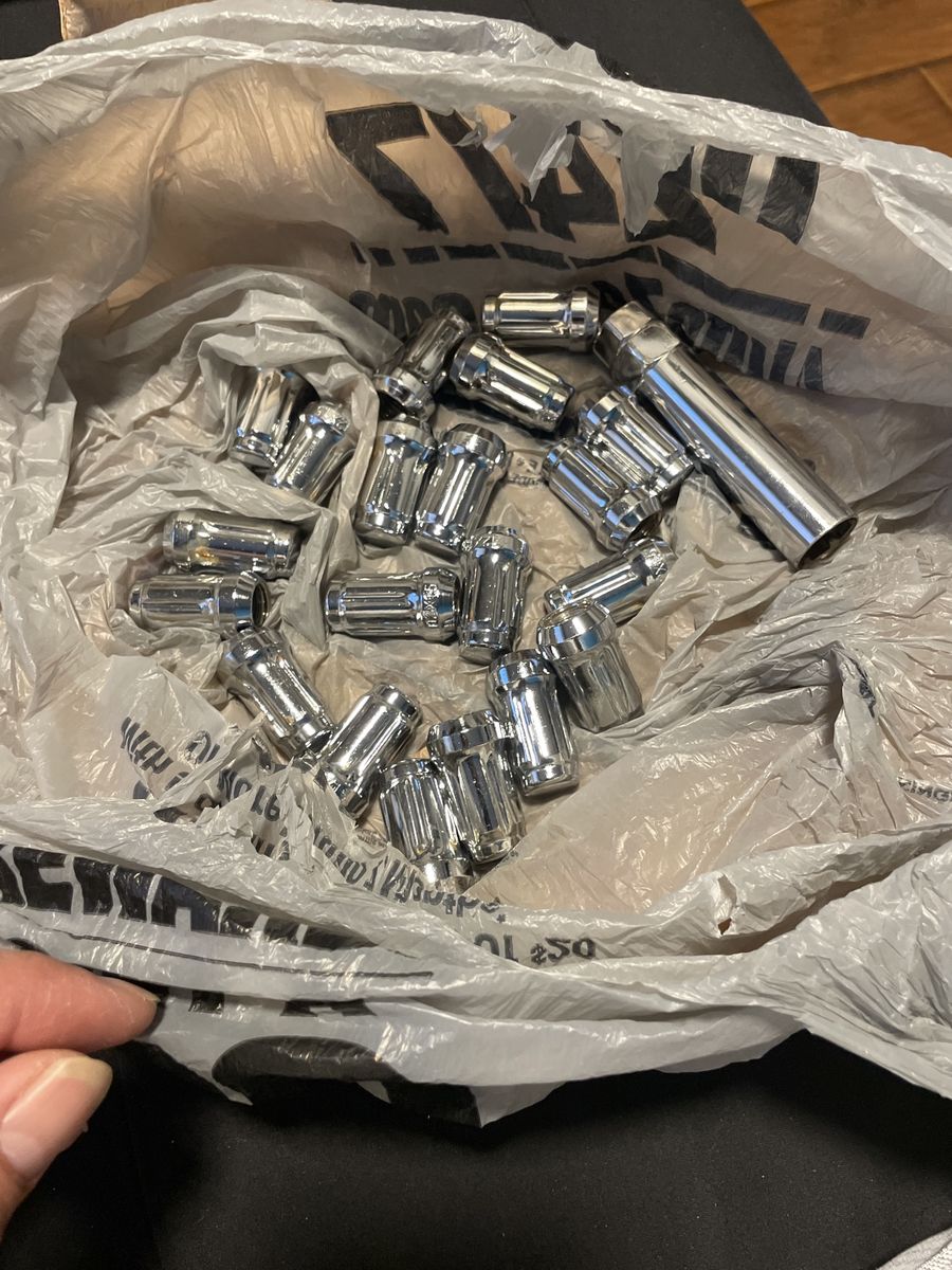 Splined Lug Nut With Socket Key