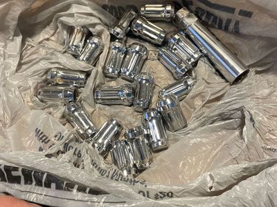 Splined Lug Nut With Socket Key