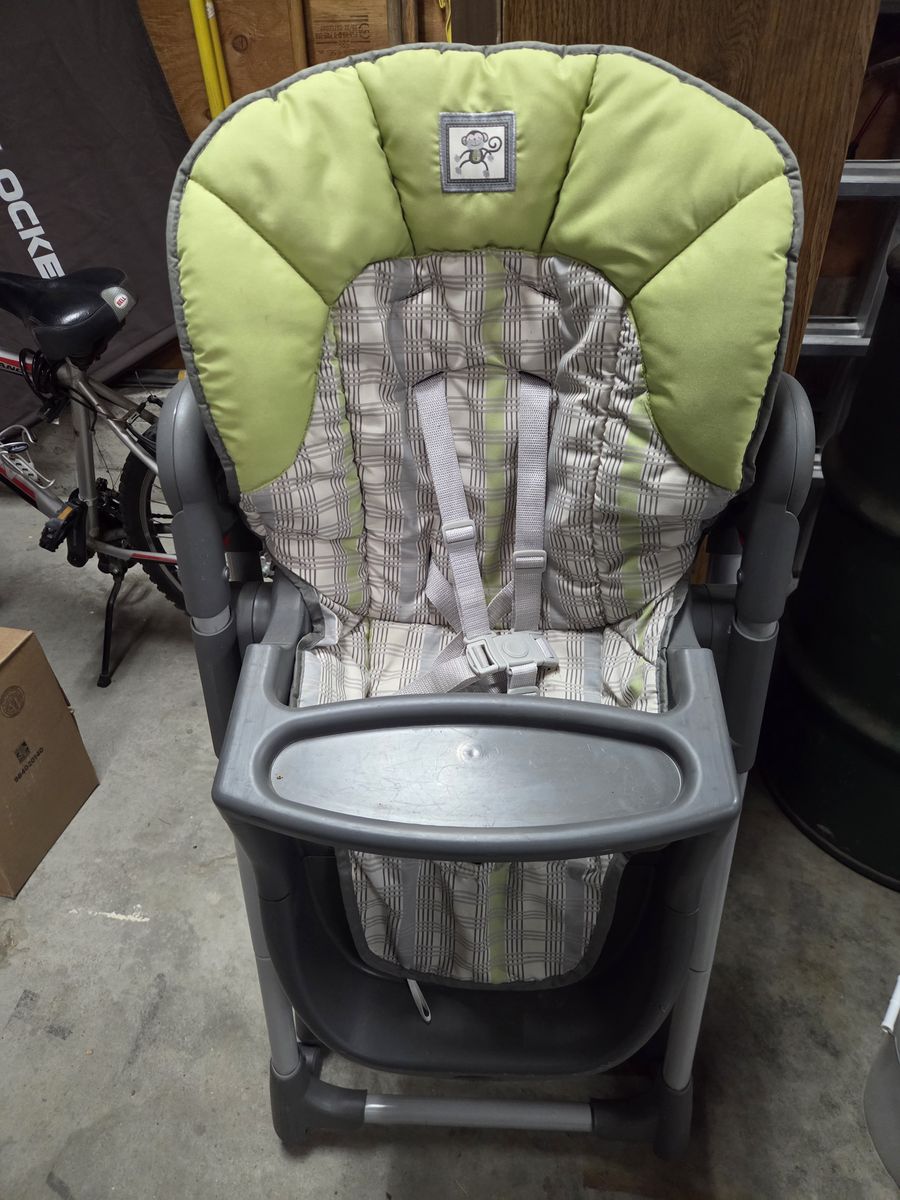 Graco rolling highchair with dual trays