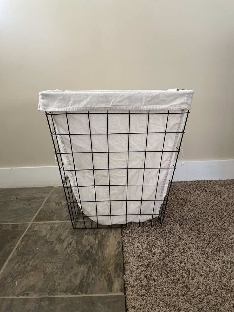 Wire laundry hampers with liners