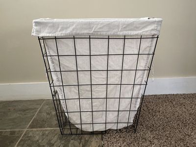 Wire laundry hampers with liners