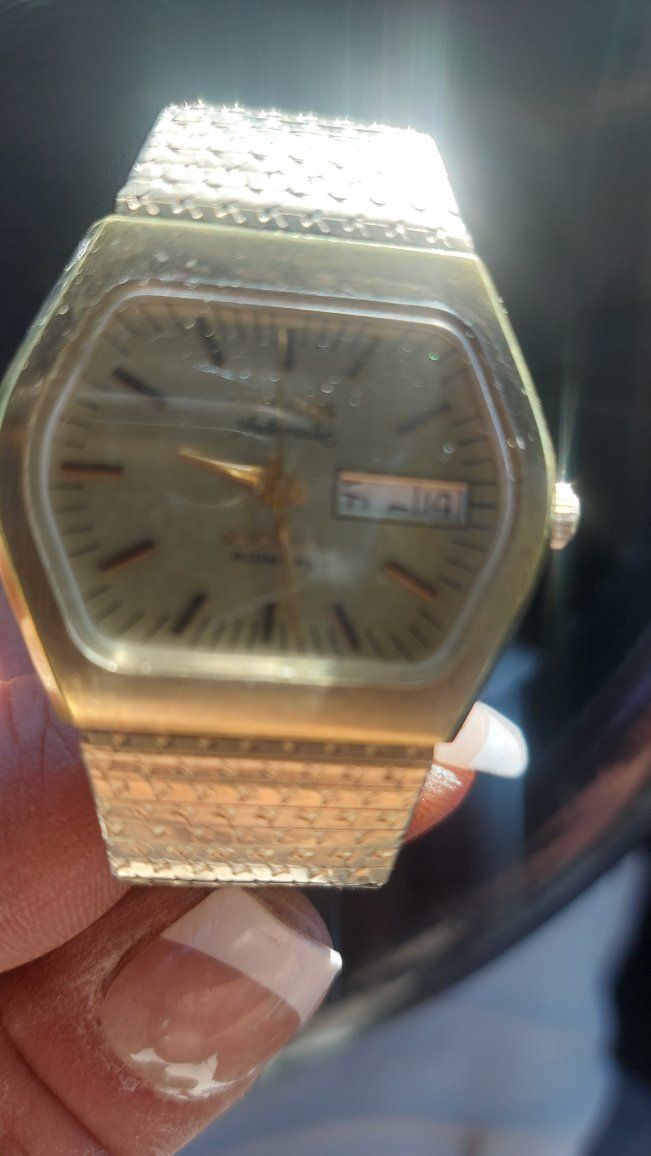 Vintage Gold Automatic Watch with Day-Date Display, Textured Band