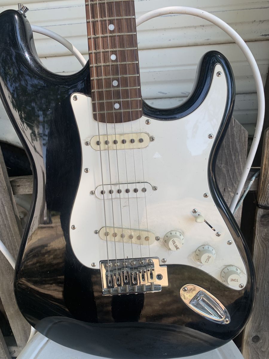 Stagg Stratocaster Style Electric Guitar with Line 6 Spider IV 15 Amp