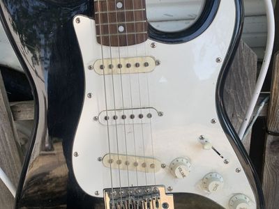 Stagg Stratocaster Style Electric Guitar with Line 6 Spider IV 15 Amp