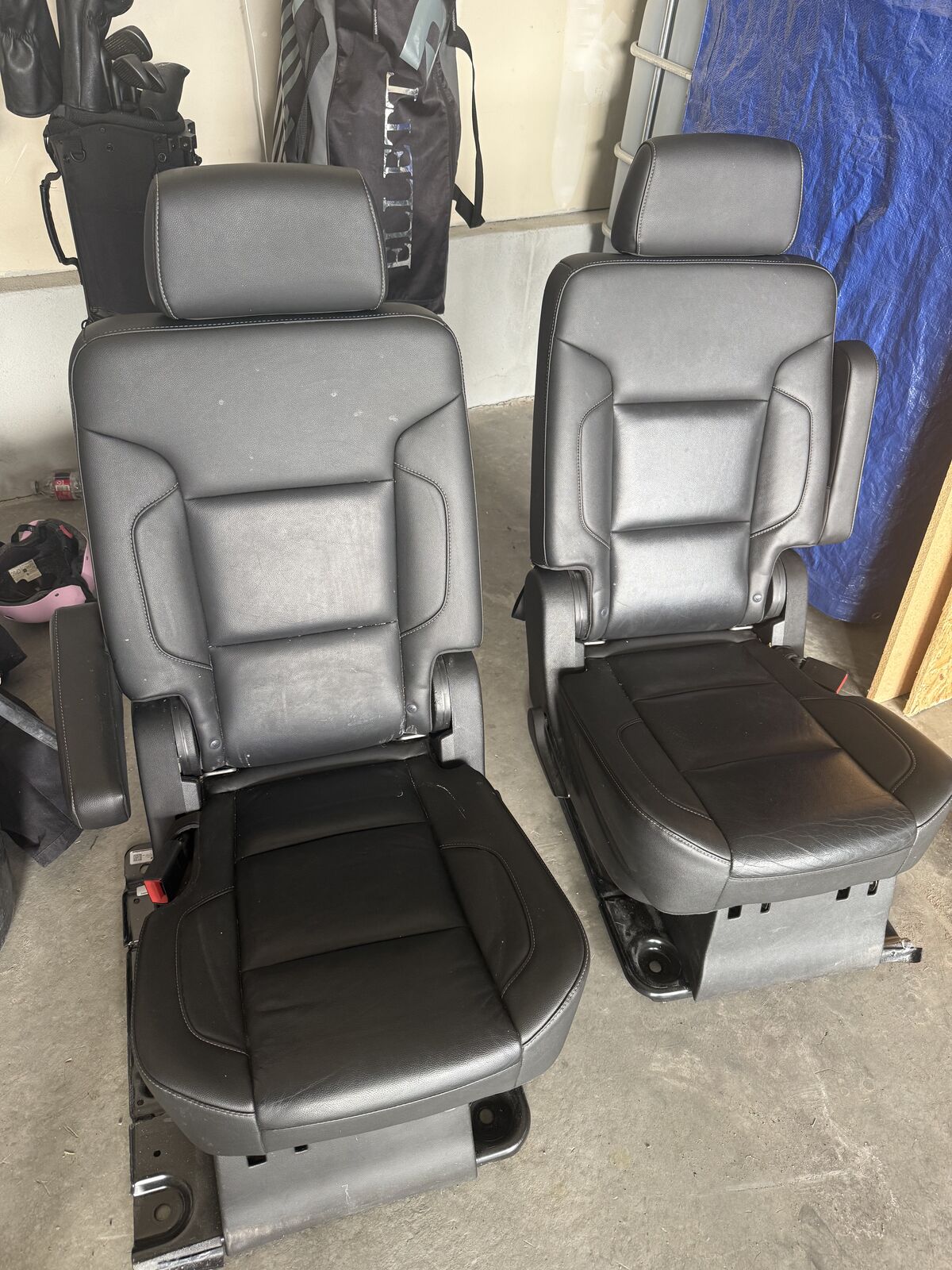2 Captains chairs 2018 Suburban (black Leather)