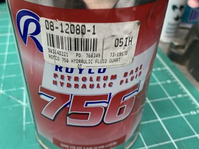 Royco 756 Petroleum Base Hydraulic Fluid - 1 Quart Can