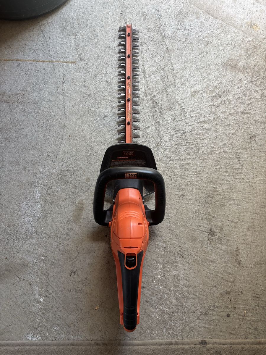 BLACK+DECKER 20V MAX Cordless 22in. Hedge Trimmer - Orange/Black