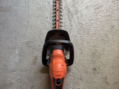 BLACK+DECKER 20V MAX Cordless 22in. Hedge Trimmer - Orange/Black