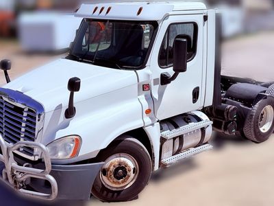 2013 Freightliner Cascadia Mid-Roof Day Cab 579,157 Miles