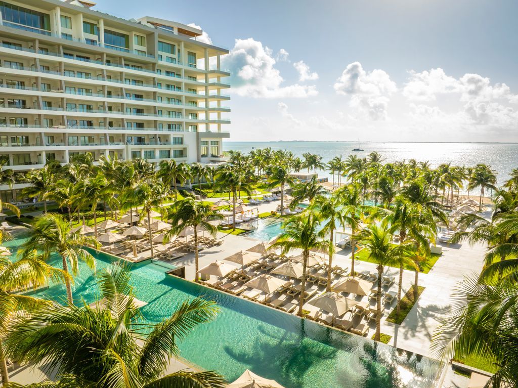 Lavish Two Bedroom Ocean View suite in Cancun- Christmas week Dec. 20 - 27th . Our loss your gain this year.