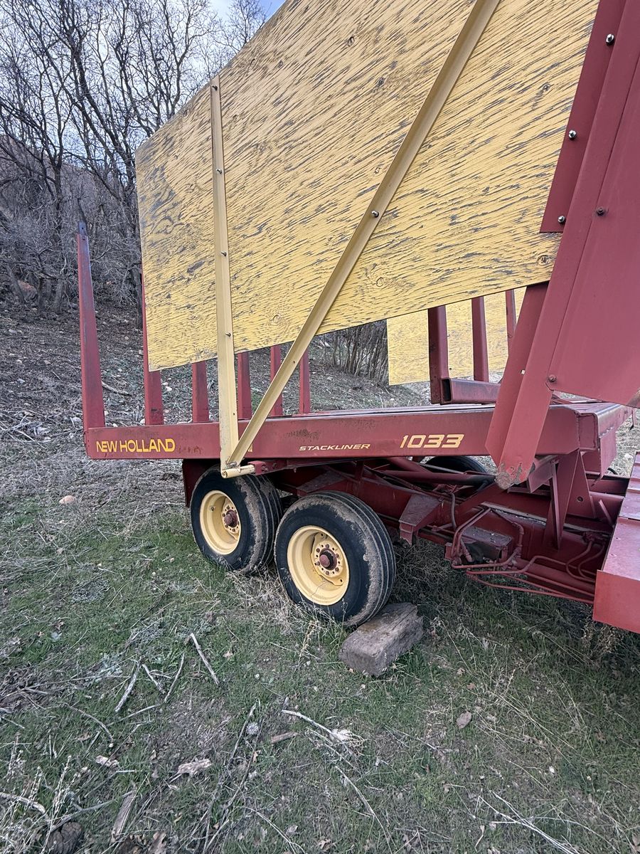 1033 Stackliner Bale Wagon