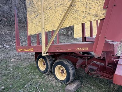 1033 Stackliner Bale Wagon