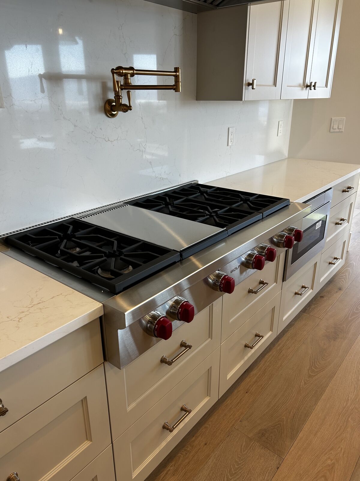 Wolf 48 “ Cooktop with Griddle . Never used and only installed 2 months ago