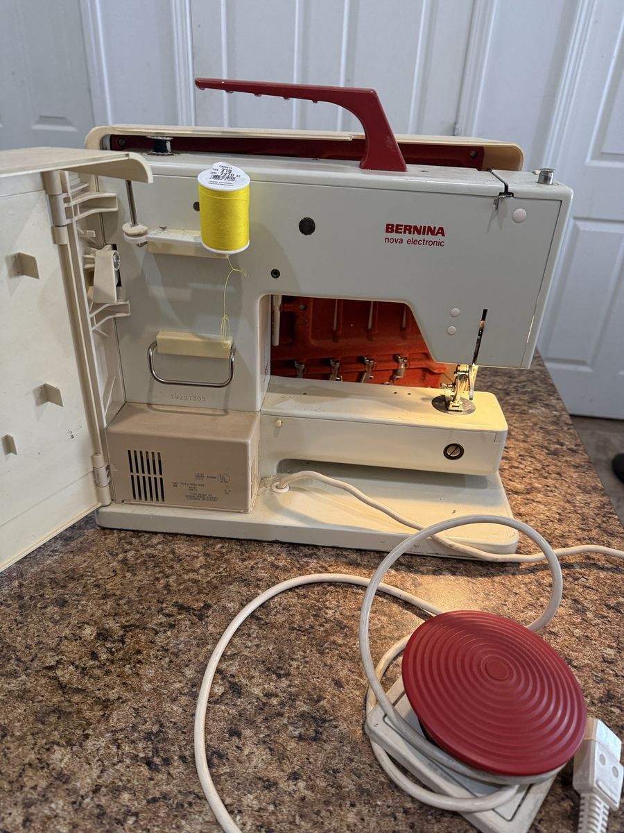 Bernina Nova 900 Sewing Machine With Case