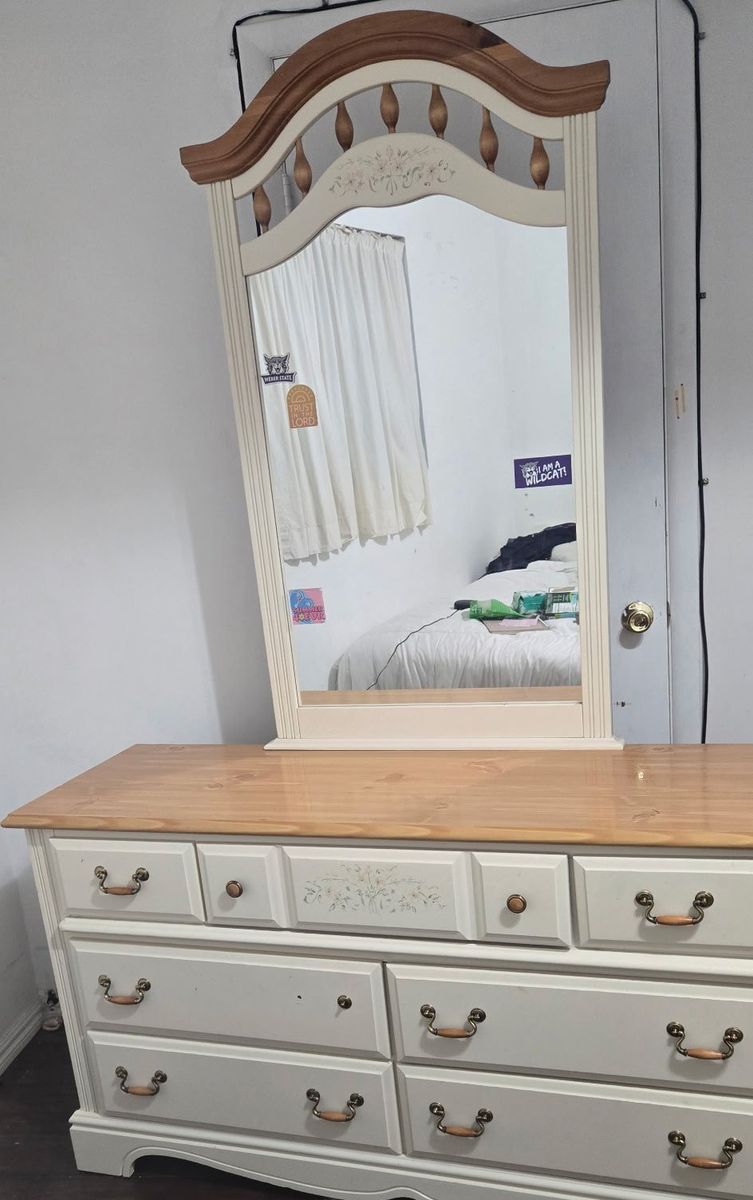 5-Piece Traditional Cream and Wood Bedroom Set