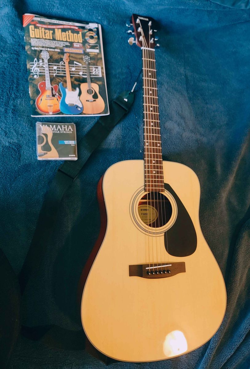 Yamaha 6-string steel-string acoustic guitar F325D - like new!