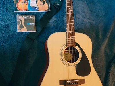 Yamaha 6-string steel-string acoustic guitar F325D - like new!