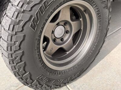 Stealth Custom Series F5 17x9 Rims With Falkan Wil