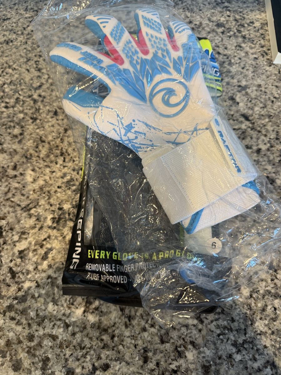 Goalkeeping gloves, size 6 brand new