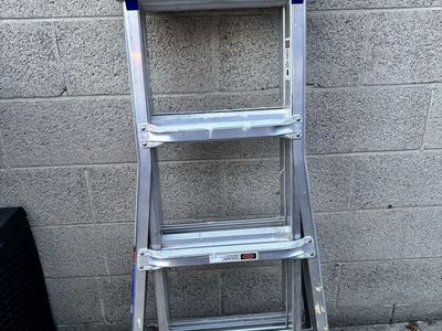 Adjustable ladder