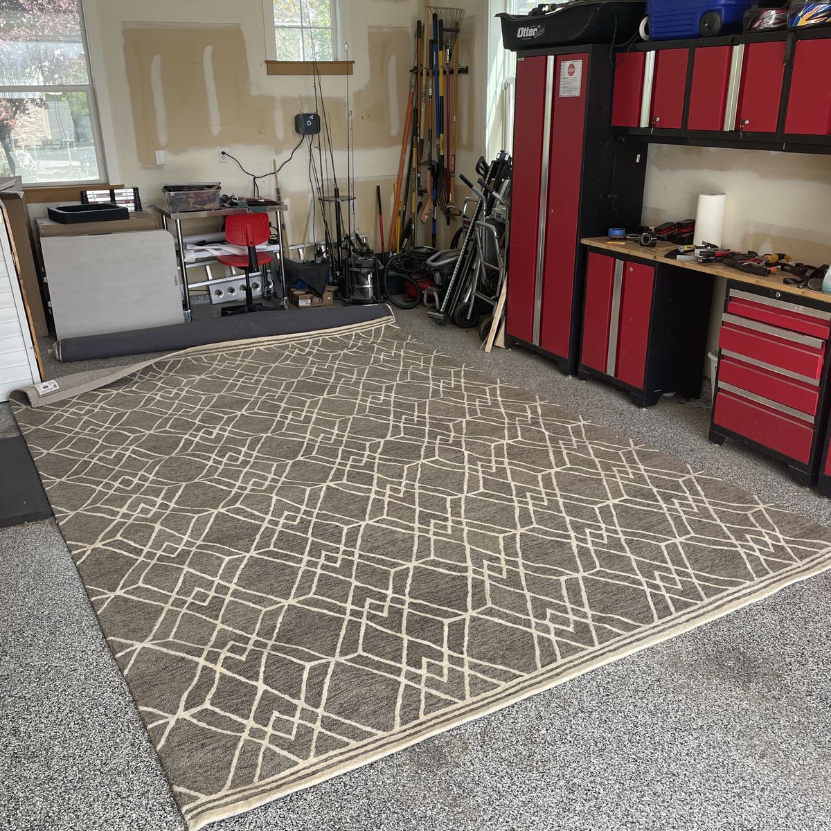 9x13 rug, diamond design, grey and white