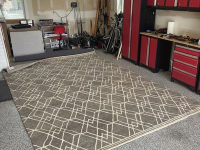 9x13 rug, diamond design, grey and white