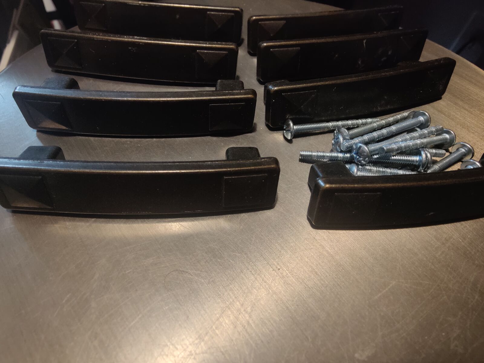 Drawer handles/pulls with screws