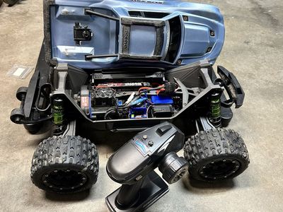 Traxxas Maxx V1 with Traxxas 6400MH Battery