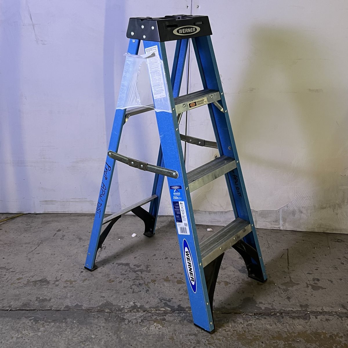 WERNER Type I Fiberglass Single Sided Stepladder Capacity 250 Lb. 4 ft. Blue & Grey FSI04