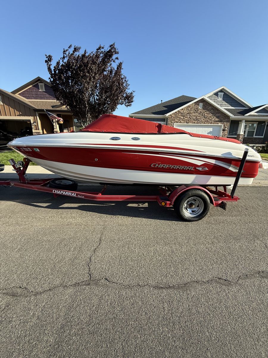 Chaparral 190 SSi Bowrider Boat w/ Volvo Penta 4.3GL Engine & Trailer - Low 103.5 Hours