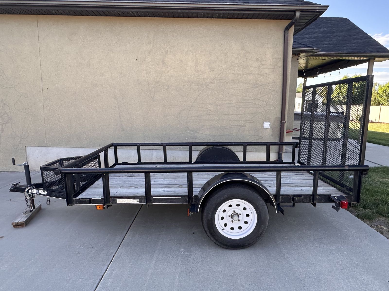GREAT CONDITION - 5.5' X 10' Utility Trailer w/ Ramp Gate & Front Storage Basket $950 OBO