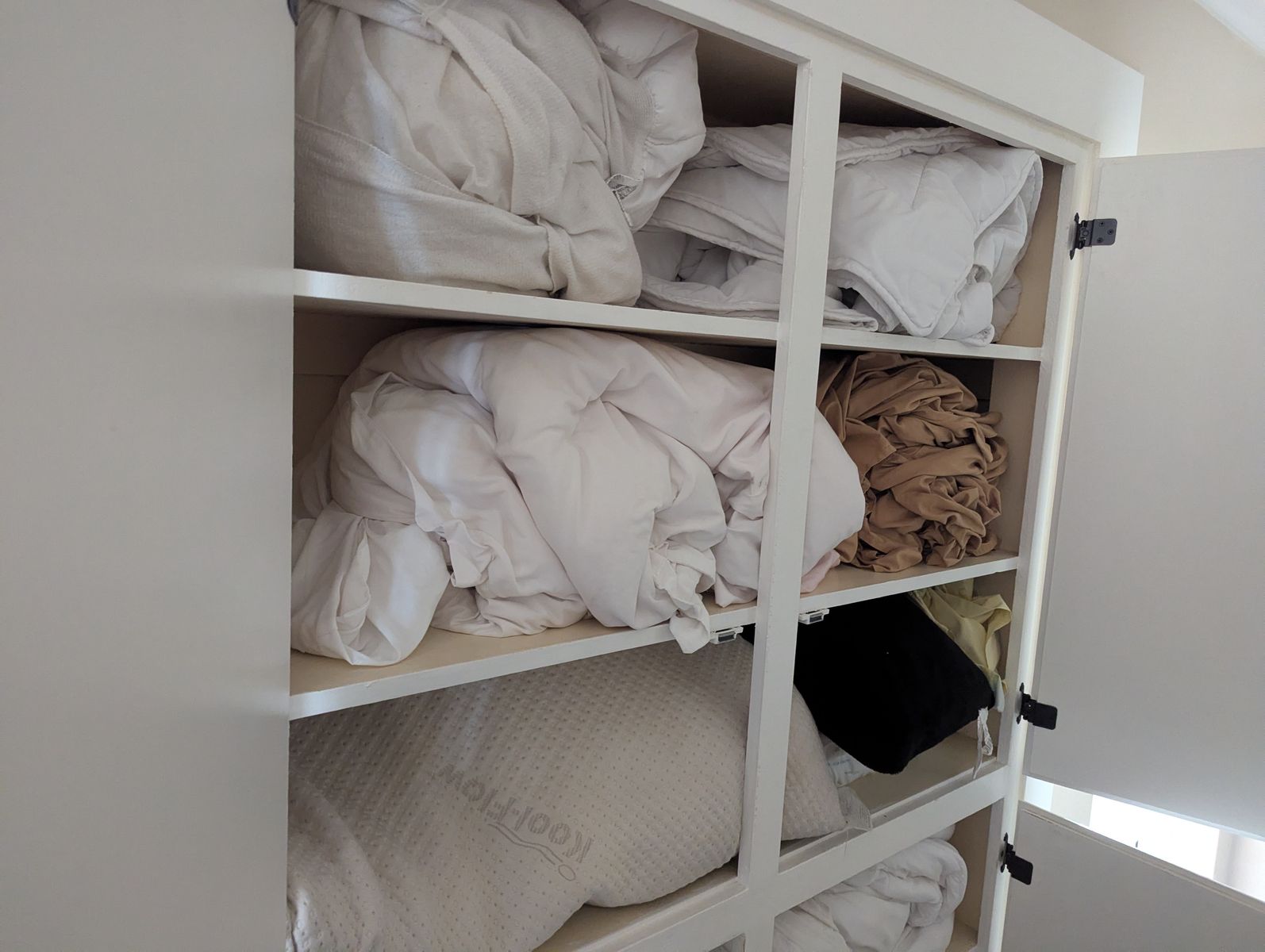 Sheets fitted and flat as well as pillow cases well used